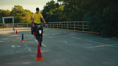 the guy in the yellow t-shirt is a professional ezdok on a moped skillfully stops abruptly using the front wheel