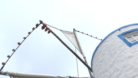 un viejo molino de viento azul y blanco