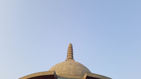 Buddha-Stupa-Mit-Strahlend-Blauem-Himmel-Am-Morgen-Aus-Flachem-Winkel.-Das-Video-Wurde-Am-15.-April-2022-Im-Buddha-Park-In-Patna,-Bihar,-Indien,-Aufgenommen