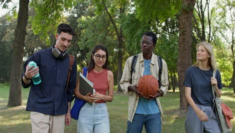 estudiantes caminando y hablando en un parque