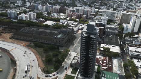 drones aéreos vuelan sobre el vecindario de punta carretas montevideo uruguay luz del día, calles, tráfico de automóviles y arquitectura de puntos de referencia