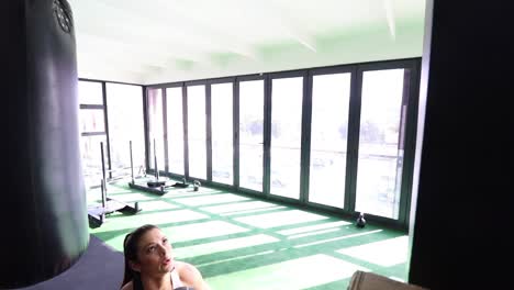 modelo de fitness femenino embarazada haciendo ejercicio de peso corporal en un gimnasio para mantenerse en forma durante su tercer trimestre de embarazo