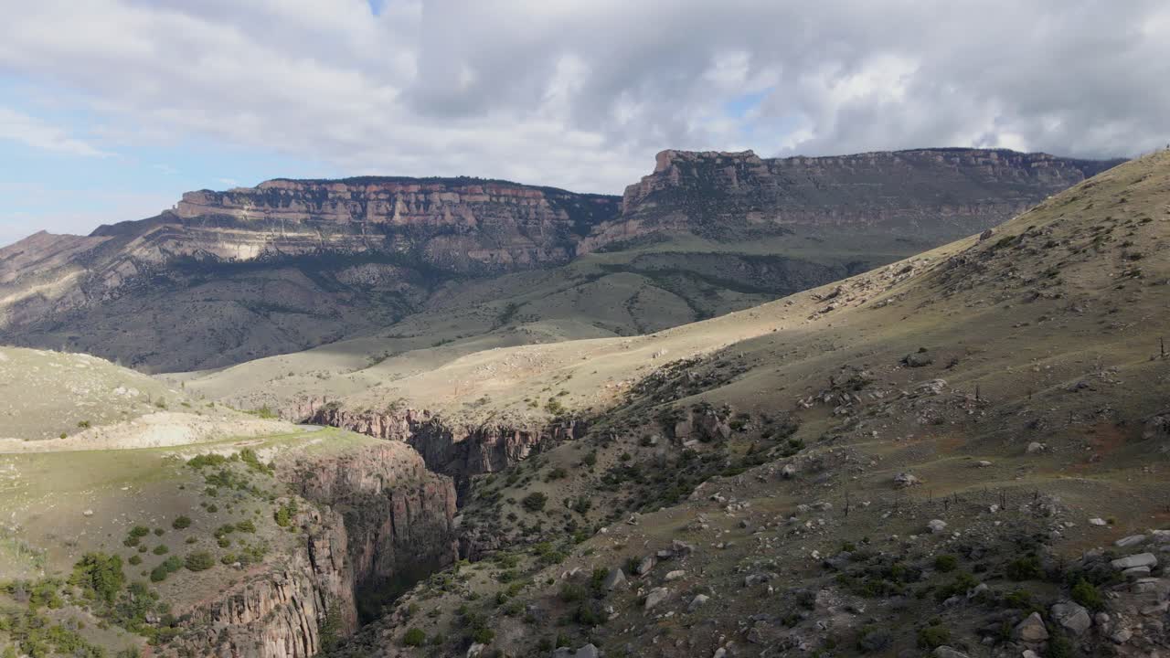 seguimiento de la vista aérea de la tierra que rodea el cañón de shell creek en wyoming en un día de verano