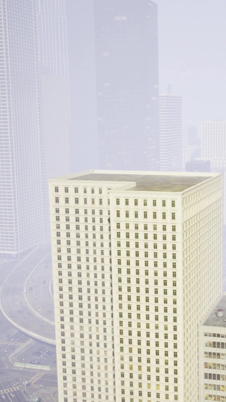 La nebbia copre i palazzi della città con strade trafficate e il traffico visibile sotto.