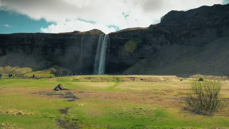 acantilado con cascada en islandia