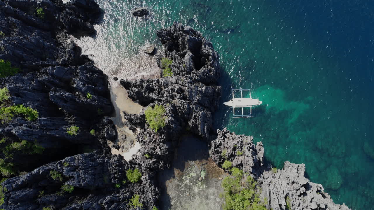 vista de pájaro de la playa secreta en el nido, palawan