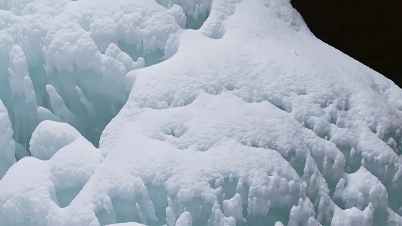 cueva de cenizas del parque estatal hocking hills con formación masiva de hielo helado