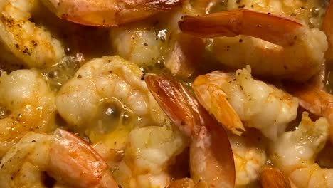 cocción de camarones en mantequilla y condimentos