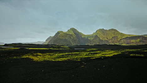 Vista-Panorámica-Del-Paisaje-Volcánico-Islandés