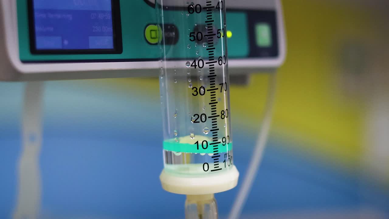 solución salina que gotea en un entorno médico