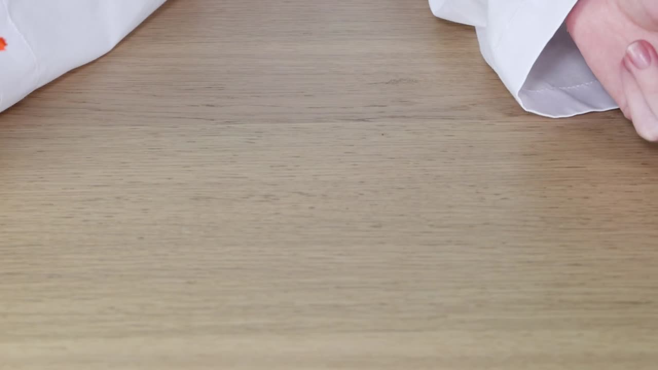 손은 물질의 성질을 보여주기 위해 점토를 조작합니다.