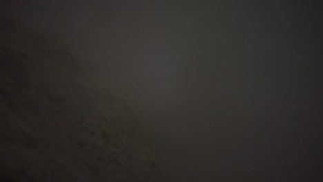 un fenómeno natural conocido como 'fuego azul' visto a través de gases volcánicos que salen del suelo en el volcán ijen en la isla de java, indonesia