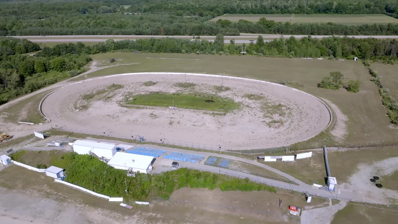 Winston Speedway i Rothbury, Michigan, med dronevideo, der bevæger sig bredt