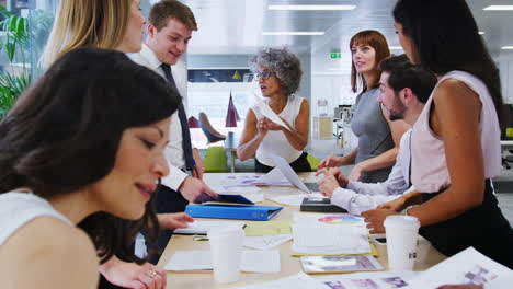 Eine-Gruppe-Von-Geschäftskollegen-Führt-Ein-Brainstorming-Im-Großraumbüro-Durch