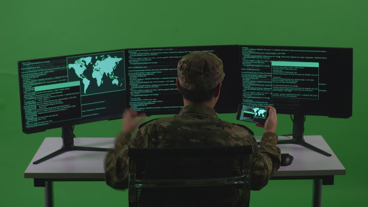 programador militar celebrando el éxito