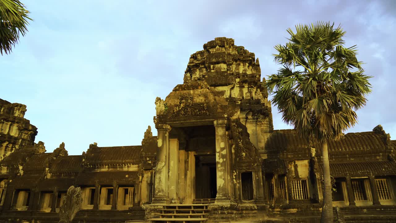entrada de la calzada a angkor wat en el complejo del parque arqueológico de angkor, camboya