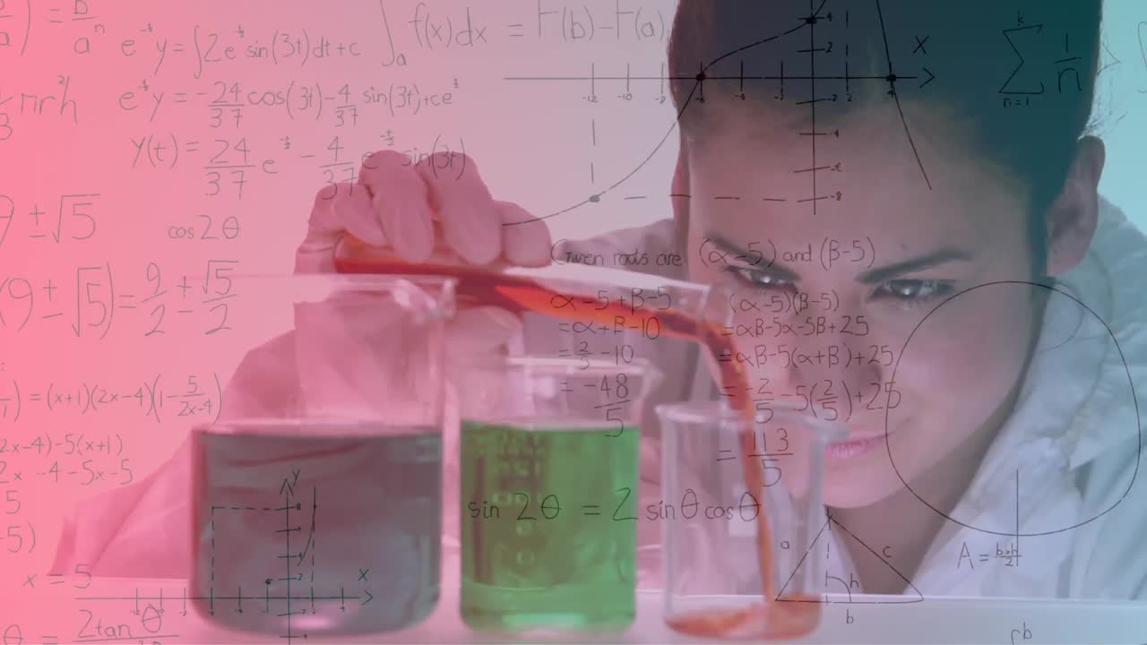 animación de ecuaciones matemáticas sobre una científica biracial vertiendo productos químicos en un vaso
