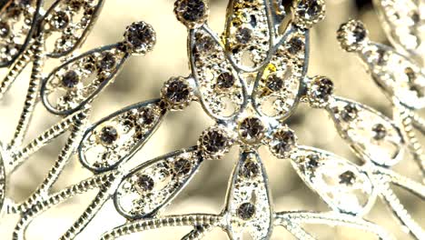 la corona de diamantes y plata del concurso de belleza