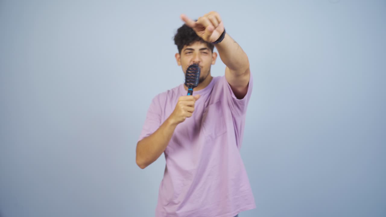 그 남자가 노래하고 있어.