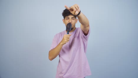 el hombre está cantando.
