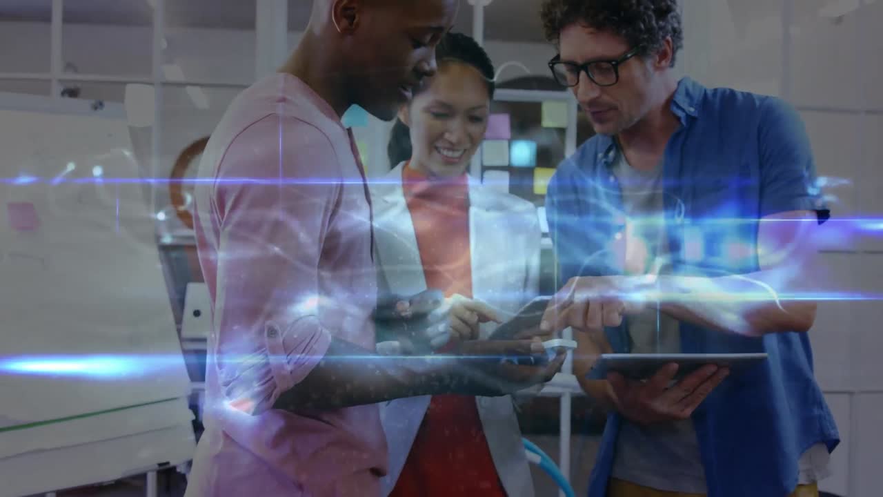 animación de senderos de luz sobre diversas personas de negocios en la oficina