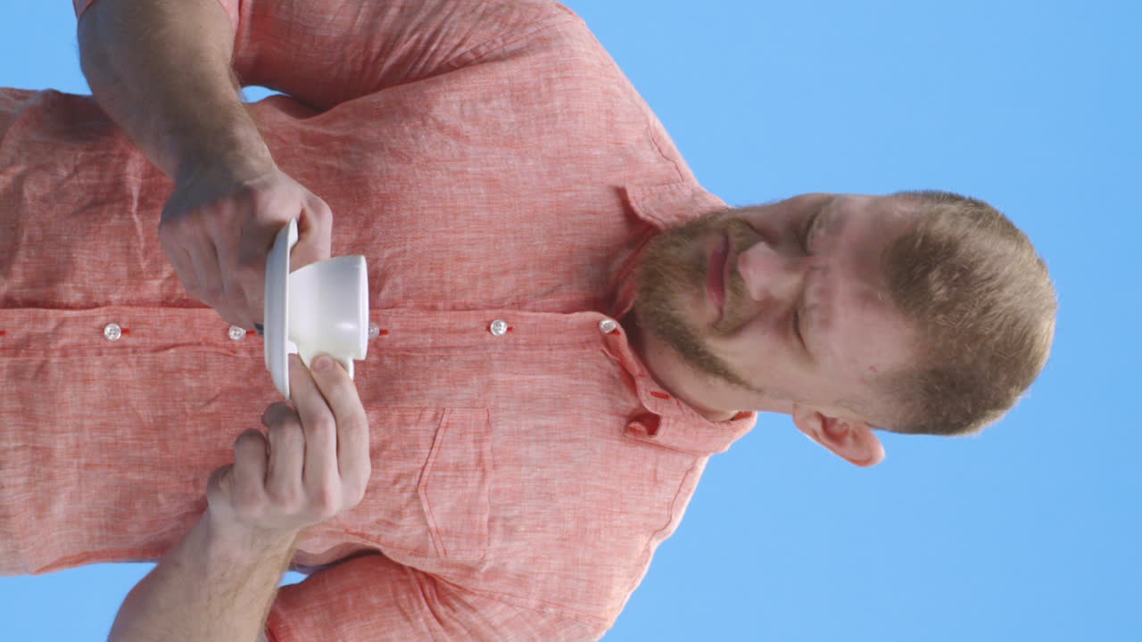 커피를 마시는 사람