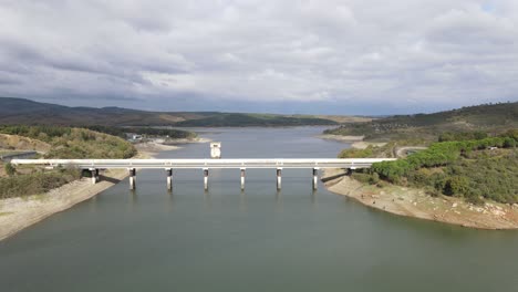 Dron-Aéreo-De-Presa-De-Presa-Del-Lago