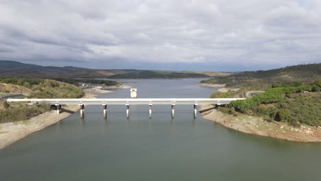 dron aéreo de la presa del aluvión del lago