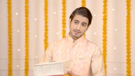 hombre indio con cajas dulces en diwali