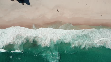 Meereswellen-Am-Sandstrand-Von-Diaz-Beach-Im-Sommer