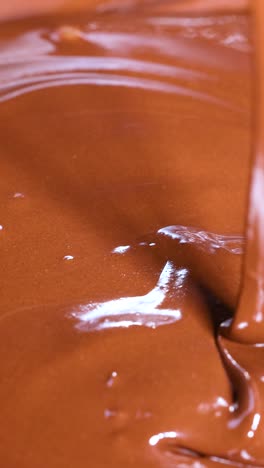 chocolate derretido suave agitado con una cuchara