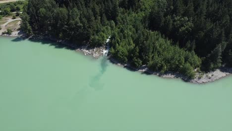 Luftaufnahme-Des-Flusses,-Der-Aus-Den-Tälern-Des-Lillooet-Lake-In-Britisch-Kolumbien,-Kanada,-Hinunterströmt