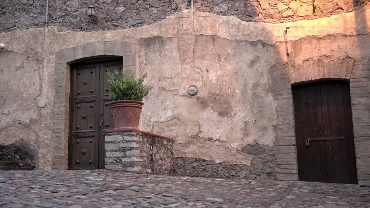 Due porte sulla facciata di un edificio