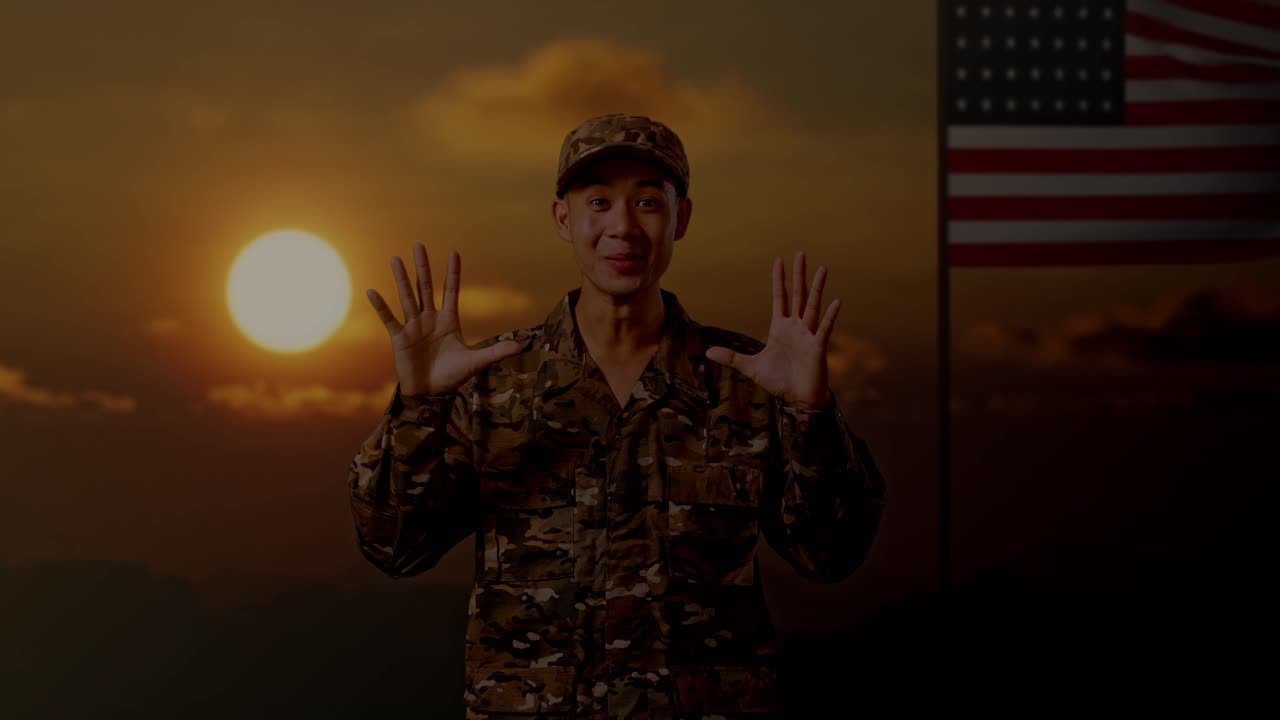 soldado emocionado en uniforme al atardecer