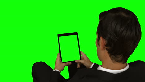 hombre de negocios usando su tableta pc