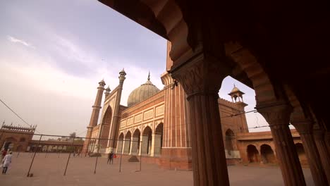 panning shot of jama masjid from colonnade