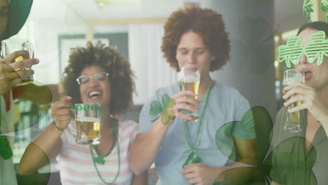 animación de tréboles sobre diversos amigos sonriendo y bebiendo cerveza
