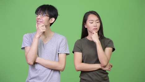 젊은 아시아 커플이 함께 생각하고 있습니다.