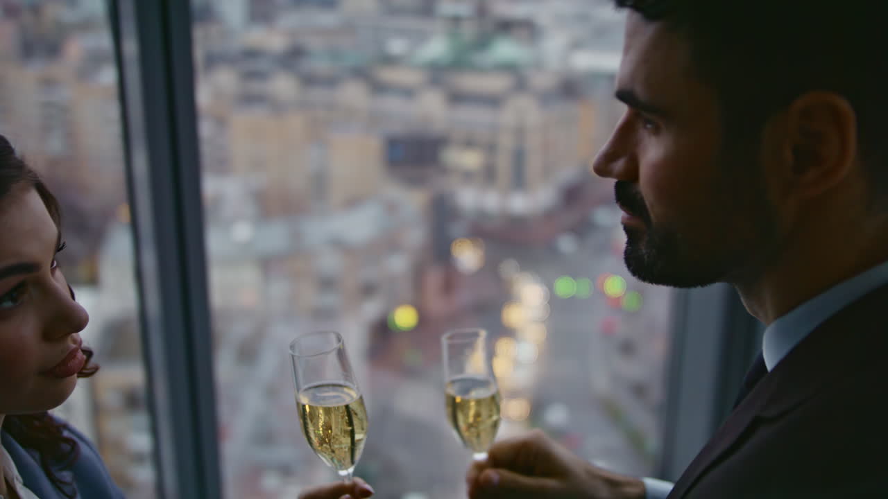 Primo piano di partner commerciali che brindano con champagne festeggiando una partnership di successo.