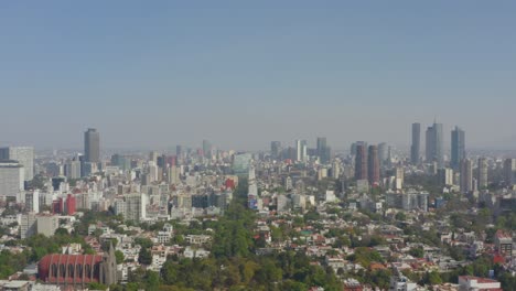 Dolly-Aéreo-Del-Horizonte-De-La-Ciudad-De-México-En-Un-Día-Claro-Con-Cielos-Azules