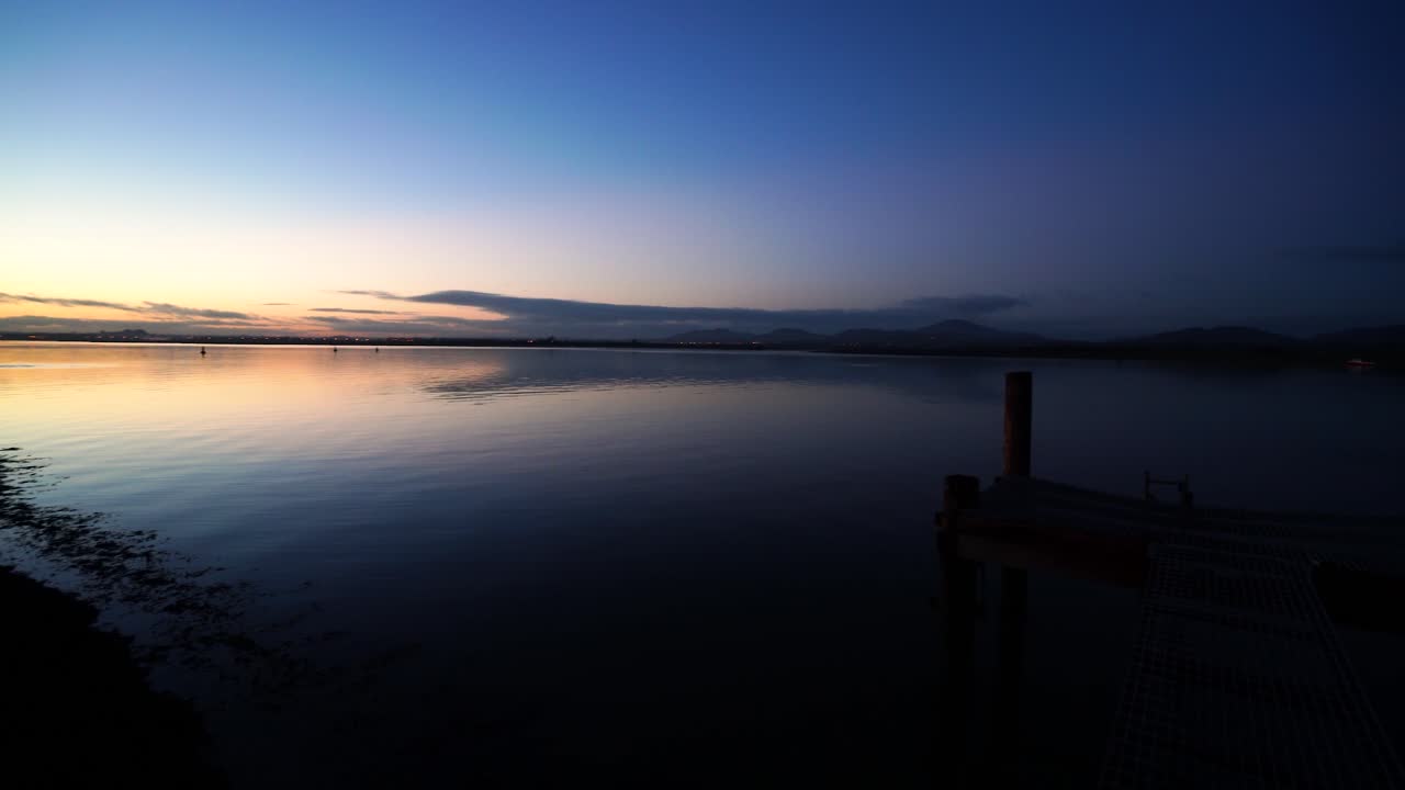 바다의 일몰, 바다 부두의 전망, 아일랜드 던독에서 저녁에 해안