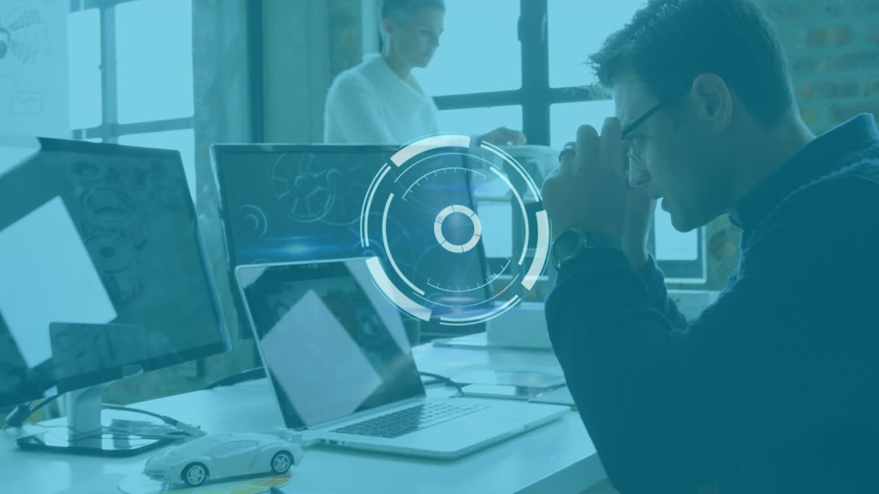 animación de icono de escaneo gráfico sobre empleado masculino caucásico que usa gafas y usa una computadora portátil