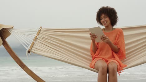 Couple-enjoying-free-time-by-the-sea