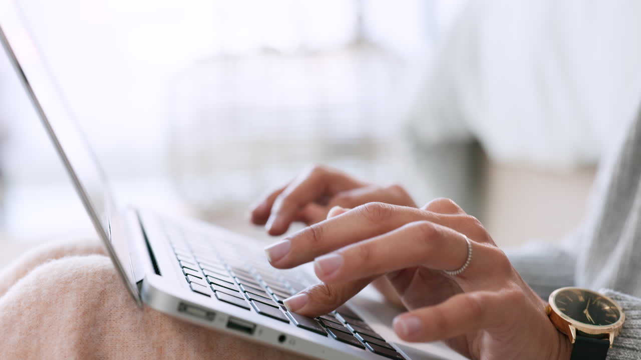Laptop, mani che digitano appunti su dispositivo digitale