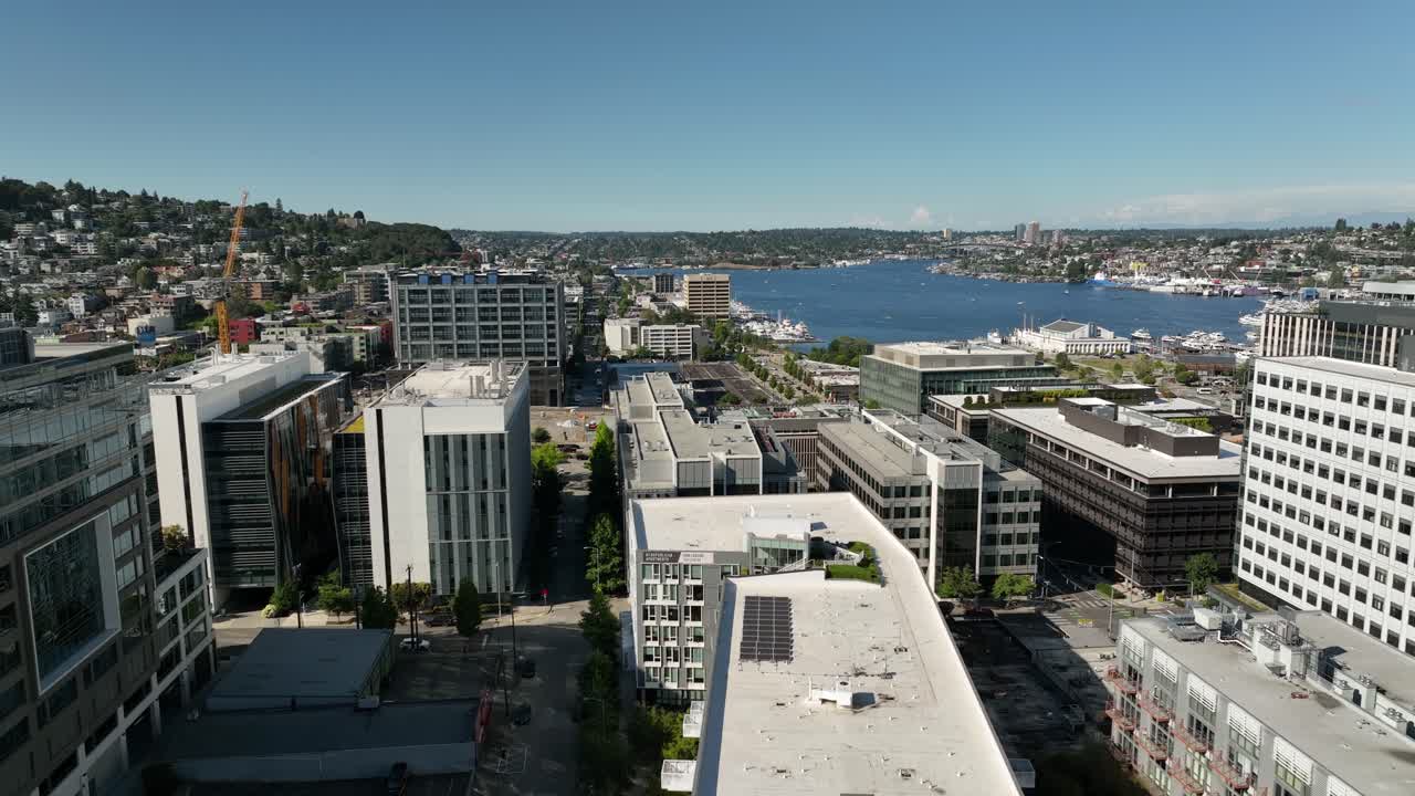 사우스 레이크 유니온에 있는 아마존 기업 고층 건물의 드론 샷