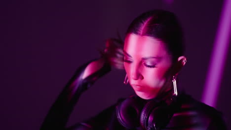 una mujer tocando en un club nocturno.