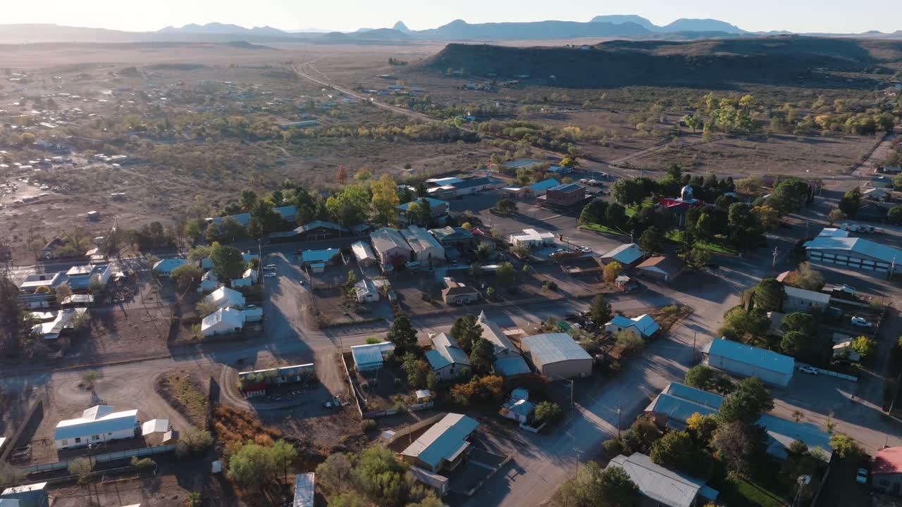 сельский город в техасе на рассвете, форт-дэвис в западном техасе небольшой город золотой час беспилотный город орбита в 4k