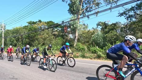 grupo de ciclistas que viajan con escolta de motocicletas