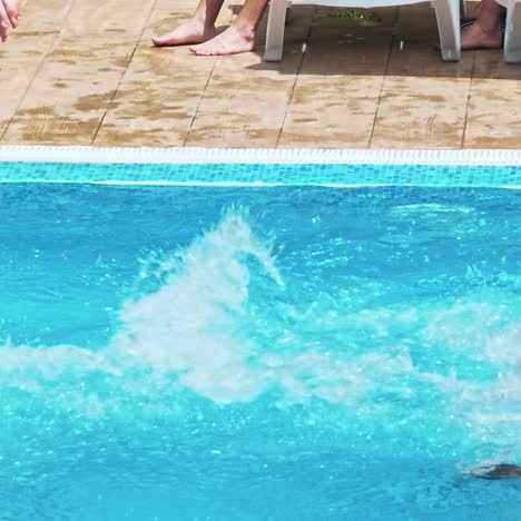 niños felices cerca de la piscina