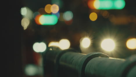 Nachtstadtstraßenlaternen-Und-Verkehr-Im-Bokeh-Hintergrund